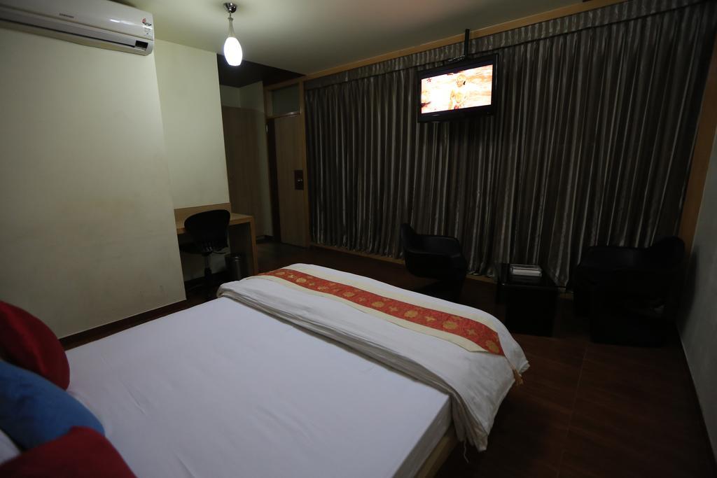 Apollo Sindoori Hotels Limited Бенґалуру Номер фото